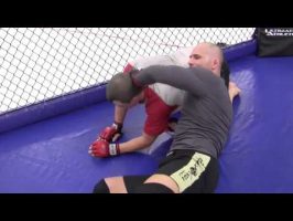 Double leg takedown contre la cage et étranglement D’arce (D’arce choke)