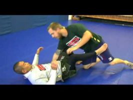 Utiliser une variation de la Kimura pour faire un sweep et une soumission