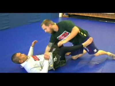 Utiliser une variation de la Kimura pour faire un sweep et une soumission