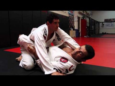 Armbar ou étranglement avec le Gi de l’opposant